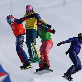 Eva Adamczyková (v červené) ve čtvrtfinále snowboardcrossu na ZOH 2026