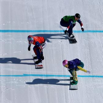 Eva Adamczyková (v červené) v osmifinále snowboardcrossu na ZOH 2026