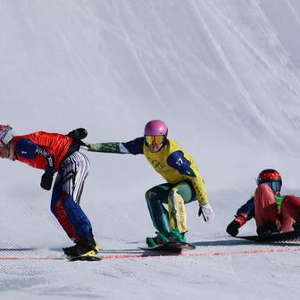 Eva Adamczyková (v červené) ve čtvrtfinále snowboardcrossu na ZOH 2026