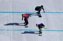 Eva Adamczyková (v červené) v osmifinále snowboardcrossu na ZOH 2026