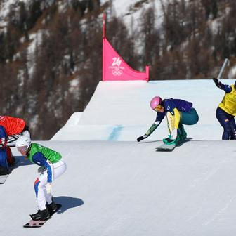 Eva Adamczyková (v červené) v semifinále snowboardcrossu na ZOH 2026