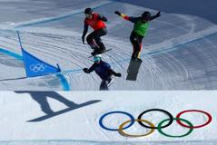 Eva Adamczyková (v červené) ve finále snowboardcrossu na ZOH 2026