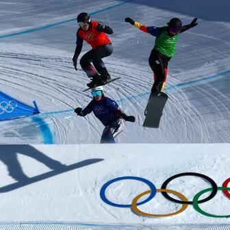 Eva Adamczyková (v červené) ve finále snowboardcrossu na ZOH 2026