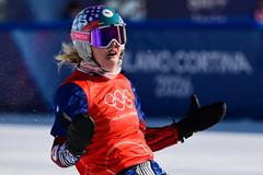 Eva Adamczyková (v červené) ve snowboardcrossu na ZOH 2026