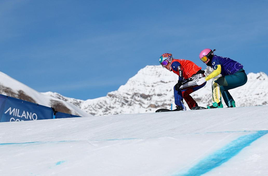 Eva Adamczyková (v červené) v osmifinále snowboardcrossu na ZOH 2026