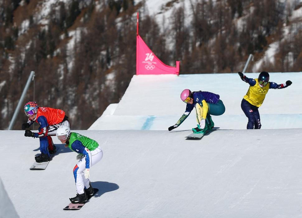 Eva Adamczyková (v červené) v semifinále snowboardcrossu na ZOH 2026