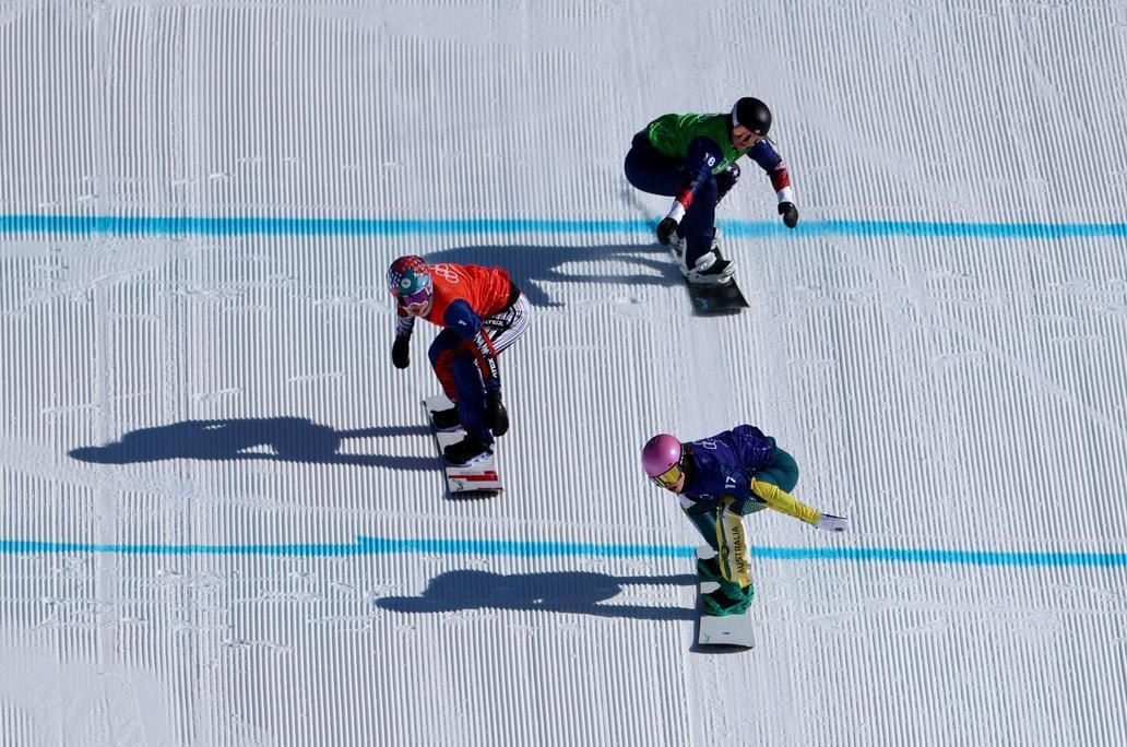 Eva Adamczyková (v červené) v osmifinále snowboardcrossu na ZOH 2026