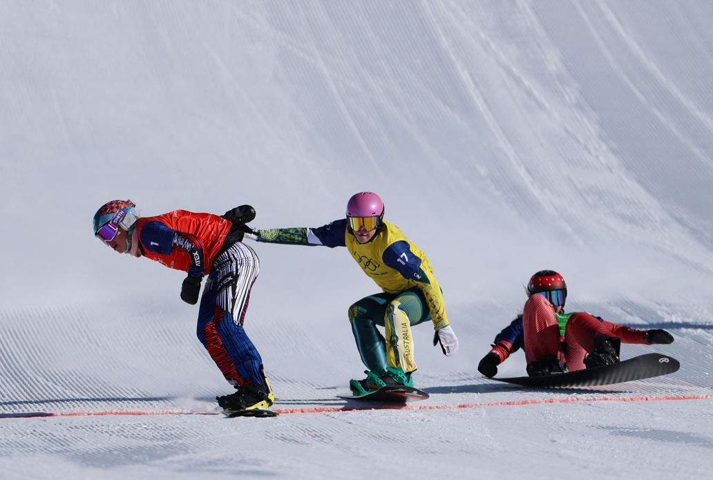 Eva Adamczyková (v červené) ve čtvrtfinále snowboardcrossu na ZOH 2026