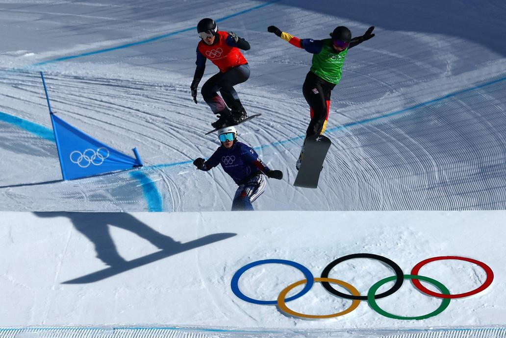 Eva Adamczyková (v červené) ve finále snowboardcrossu na ZOH 2026