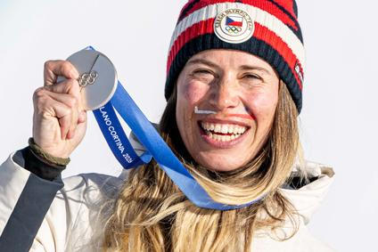 Snowboardcrossařka Eva Adamczyková slaví třetí olympijskou medaili.