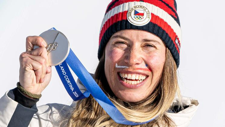 Snowboardcrossařka Eva Adamczyková slaví třetí olympijskou medaili.