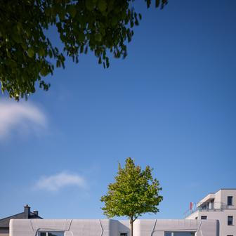 Za projektem Tiny House LUX stojí architekt Bujar Hasani ze studia ODA Architects, který si společně s obcí Niederanven položil jednoduchou otázku: Co kdybychom právě tato „hluchá místa“ proměnili v kvalitní domovy? 