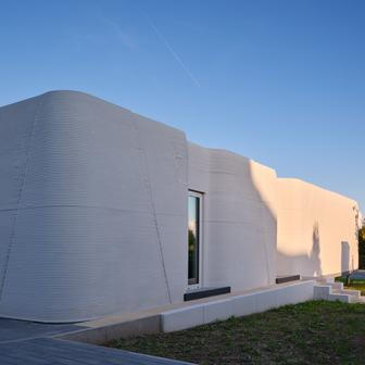 Cílem nebylo vytvořit provizorium ani experimentální objekt na efekt. Od začátku šlo o plnohodnotné bydlení – s konstrukčními i tepelnými parametry běžného domu. Malý rozměrem, ale velké ambice. 