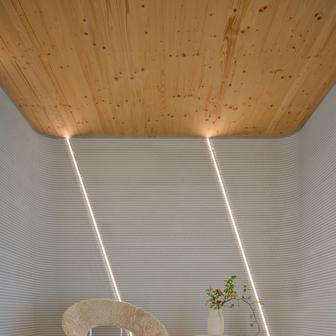 První realizace vznikla na úzké parcele na okraji obytné čtvrti v Niederanvenu. Pozemek má šířku pouhých 3,5 metru a délku 17,7 metru. A čistá užitná plocha domu pak činí 47 m². 