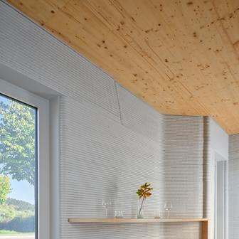 Klíčem k pocitu příjemného prostoru je silná lineární osa a funkční prvky jako úložné prostory, nábytek i technické zóny, které umístili podél stěn, zatímco střed nechali otevřený. Perspektiva se protahuje, světlo proudí skrze jižně orientovaná okna, a tak interiér působí překvapivě vzdušně. Výsledkem je harmonický, klidný prostor, který opět dokazuje, že kvalita bydlení není otázkou metrů čtverečních, ale chytrého návrhu.