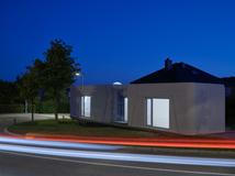 Použitá technologie je unikátní tím, že pracuje s běžným betonem z místní betonárny. Díky tomu odpadá nutnost speciálních směsí a snižují se náklady i emise spojené s dopravou materiálu. Samotný tisk trval přibližně týden, celý dům byl dokončen během čtyř týdnů.