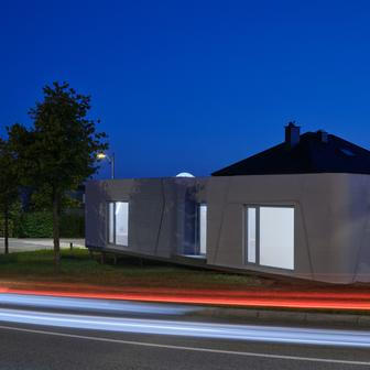 Použitá technologie je unikátní tím, že pracuje s běžným betonem z místní betonárny. Díky tomu odpadá nutnost speciálních směsí a snižují se náklady i emise spojené s dopravou materiálu. Samotný tisk trval přibližně týden, celý dům byl dokončen během čtyř týdnů.