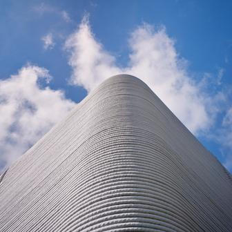 Tiny House LUX je prvním 3D tištěným obytným domem v Lucembursku využívajícím místní stavební materiály. Proces probíhal metodou „design & build“.