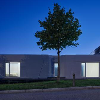 Dům nestojí na klasických betonových základech, ale na dřevěné základové konstrukci uložené na zemních vrutech a lehkou konstrukci doplňuje dřevěná střecha. Toto řešení omezuje zemní práce, snižuje hmotnost stavby a umožňuje její případnou demontáž či přemístění. Izolace i výztuže jsou minerálního původu bez syntetických složek. 