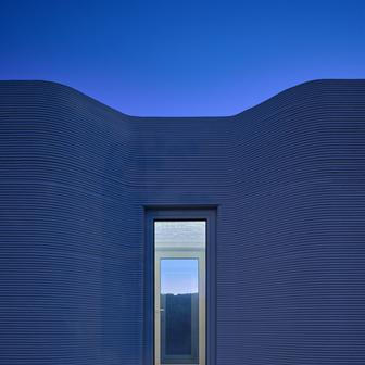 Jde tak o víc než jen nový dům. Stavba přináší změnu perspektivy a ukazuje, že tradice a inovace se nevylučují. I 3D tisk betonu totiž může respektovat místní kontext a architektonickou kulturu.