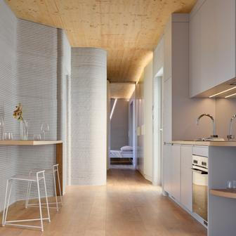 Projekt vznikl s plnou podporou obce, která poskytla veřejný pozemek pro ověření této alternativní stavební cesty a výsledkem je cenově dostupná, ekologická i rychle realizovatelná forma moderního bydlení.