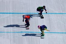 Eva Adamczyková (v červené) v osmifinále snowboardcrossu na ZOH 2026