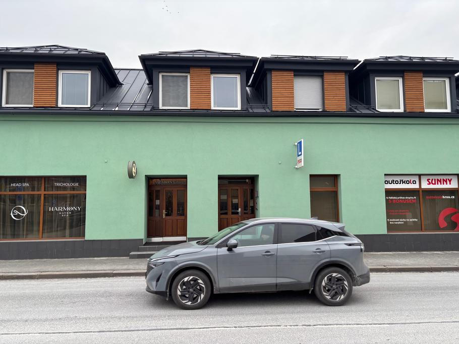 Dům patřící dědovi Matěje Gregora ve Vítkovicích. Ve vchodu z ulice Halasovy by měl sídlit spolek Odchod, ve dveřích z Kutuzovovy pak Gregorova poslanecká kancelář.