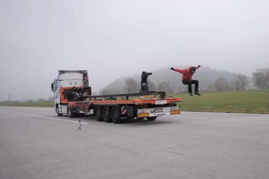 Galileo v akci: Youtuber se nechal vystřelit z jedoucího auta, aby potvrdil zákony fyziky