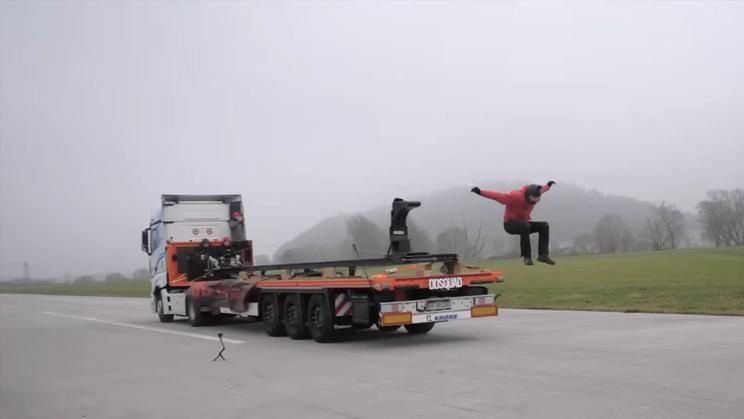 Youtuber se nechal vystřelit z jedoucího náklaďáku dělem.