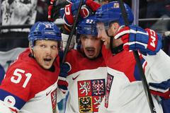 Čeští hokejisté slaví gól v zápase s Francií na ZOH 2026