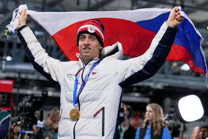 Metoděj Jílek slaví zlato na olympiádě v Miláně.