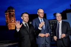 Francouzský prezident Emmanuel Macron s německým kancléřem Friedrichem Merzem a britským premiérem Keirem Starmerem na bezpečnostní konferenci v Mnichově.