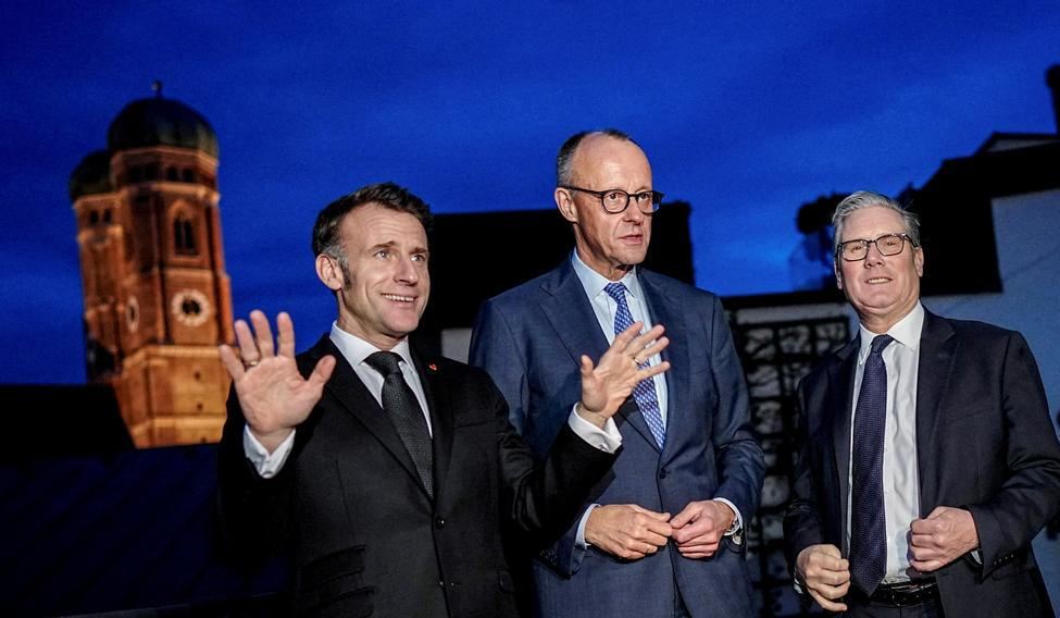 Francouzský prezident Emmanuel Macron s německým kancléřem Friedrichem Merzem a britským premiérem Keirem Starmerem na bezpečnostní konferenci v Mnichově.