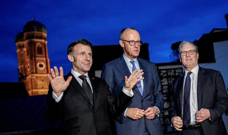 Francouzský prezident Emmanuel Macron s německým kancléřem Friedrichem Merzem a britským premiérem Keirem Starmerem na bezpečnostní konferenci v Mnichově.