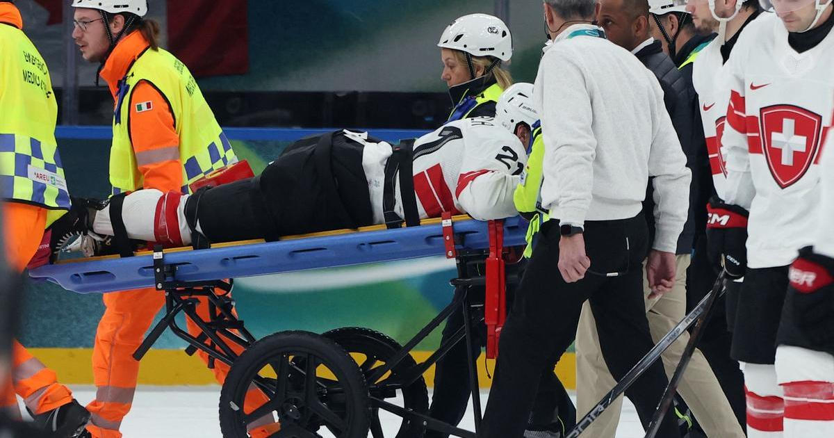 Tribuny ztichly strachem, švýcarského útočníka Fialu odvezli z ledu záchranáři