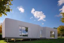 Situace v této jinak lukrativní zemi je podobná té naší: ceny rostou, mladí lidé hledají cestu, jak zůstat ve svých komunitách, a obce přemýšlejí, kde ještě vůbec stavět.