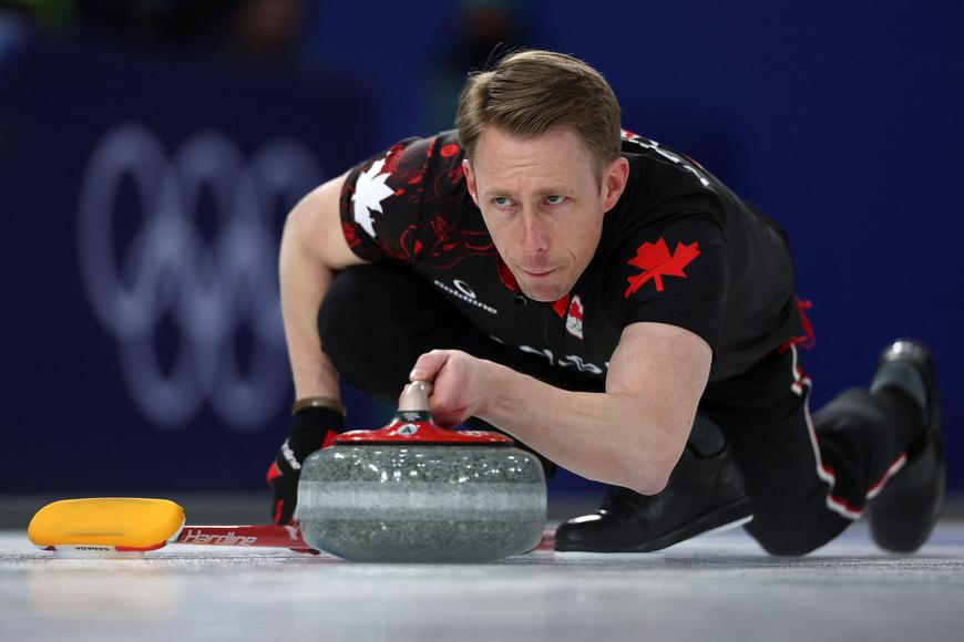Lež v přímém přenosu? Kanadský curler posouval kámen prstem, Švédům sprostě nadával