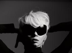 Černá jednoduše nestárne – zůstává symbolem vytříbeného vkusu a jisté noblesy. Neméně důležitý je i její vliv na naši psychiku.