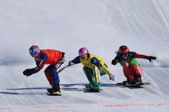 Eva Adamczyková (v červené) ve čtvrtfinále snowboardcrossu na ZOH 2026