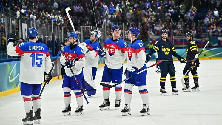 Radost slovenských hokejistů po zápase se Švédskem na OH 2026