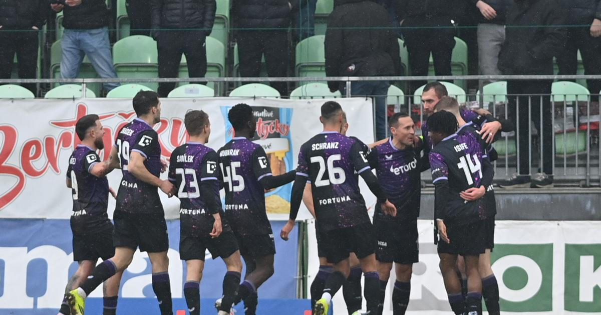 Slávisté drží ligovou neporazitelnost, Zlín promarnil na Dukle penaltu