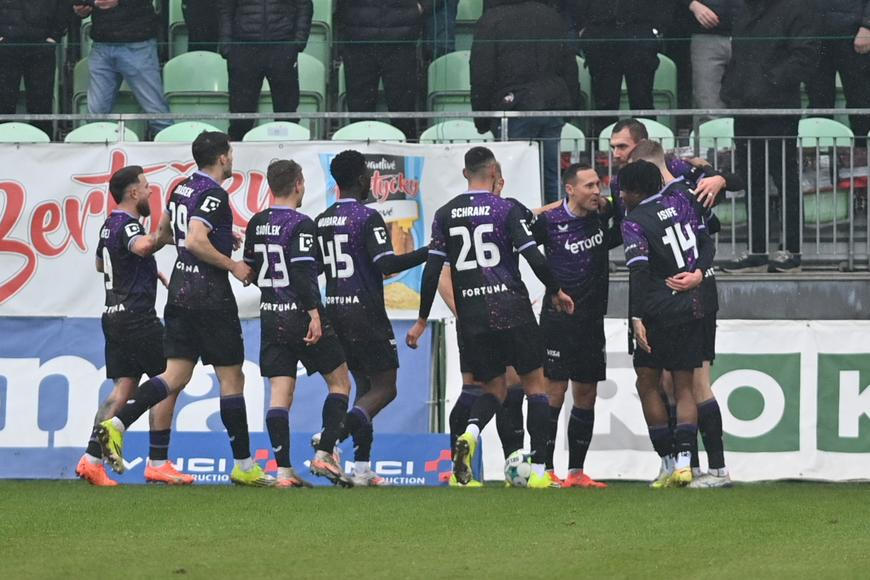 Slávisté drží ligovou neporazitelnost, Zlín promarnil na Dukle penaltu