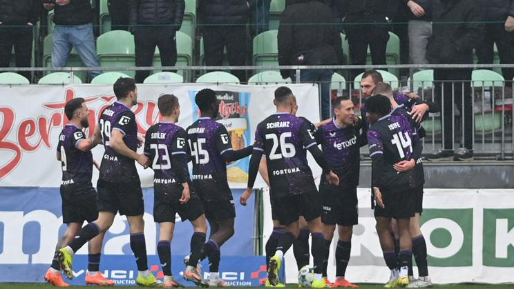 Slávisté slaví gól na hřišti Karviné