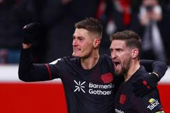 Patrik Schick (vlevo) slaví gól Leverkusenu