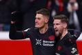 Patrik Schick (vlevo) slaví gól Leverkusenu