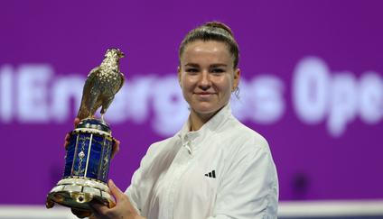 Karolína Muchová pózuje s trofejí pro vítězku turnaje v Dauhá