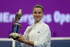 Karolína Muchová pózuje s trofejí pro vítězku turnaje v Dauhá