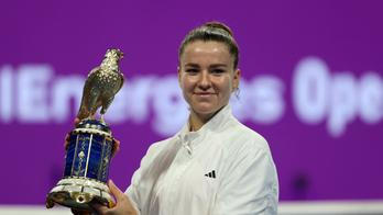 Karolína Muchová pózuje s trofejí pro vítězku turnaje v Dauhá