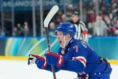 Brady Tkachuk slaví gól v zápase USA - Dánsko na ZOH 2026