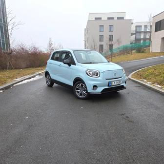 Ten se v Česku aktuálně prodává od 450 tisíc korun, navíc s plnou výbavou. Vyjma Dacie Spring levnější nový elektromobil na trhu momentálně není, pro spoustu lidí tak půjde o vstupní bránu k elektrické mobilitě. I proto jsme se auto rozhodli důkladně proklepnout.